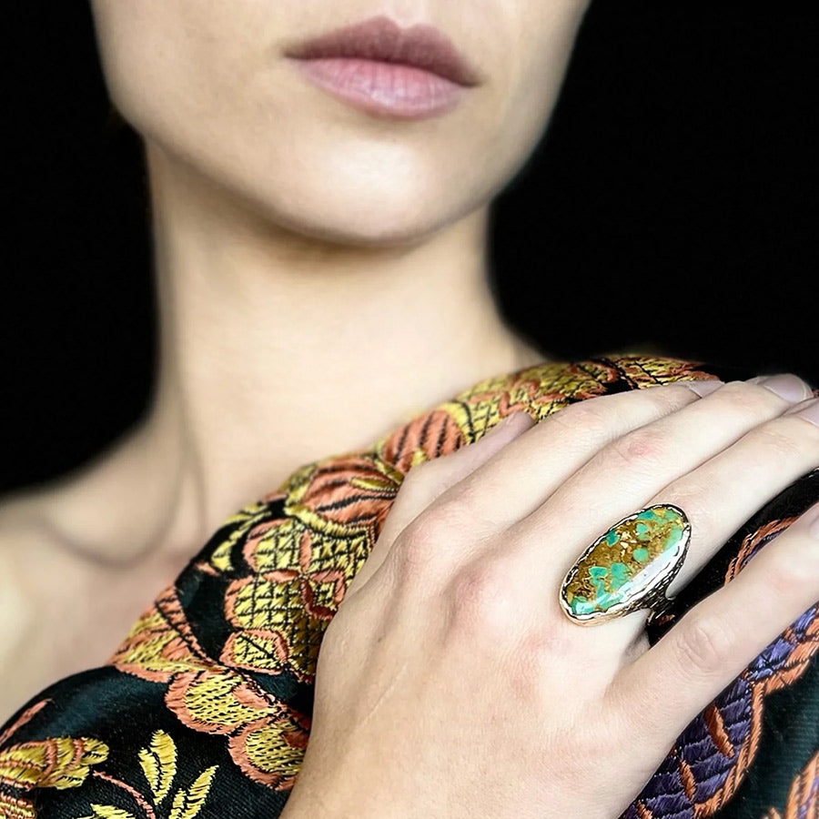 Mannequin portant la bague Archipel turquoise de Kirsten Muenster