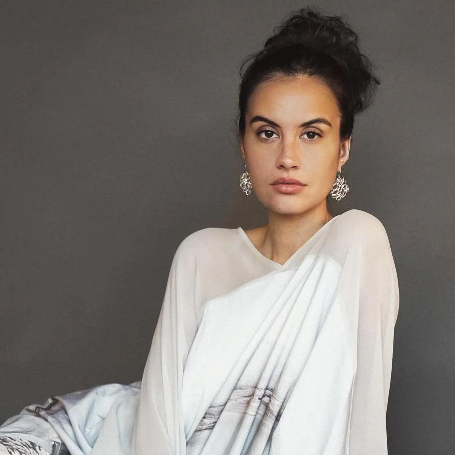 Mannequin portant des boucles d'oreilles médaillon Banksia en argent sterling par KMJ