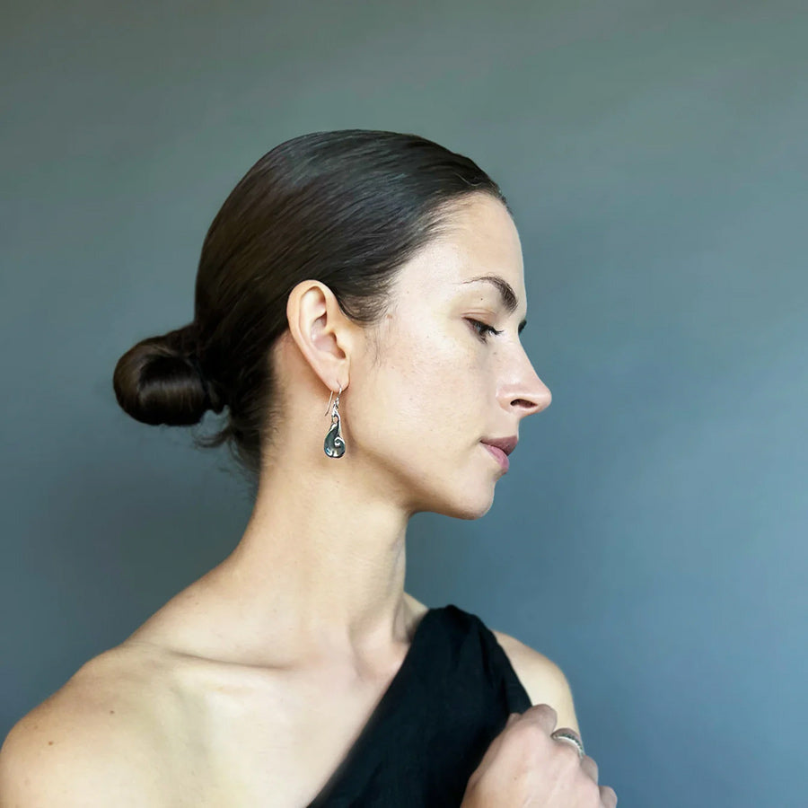 Mannequin portant des boucles d'oreilles argentées de Kirsten Muenster