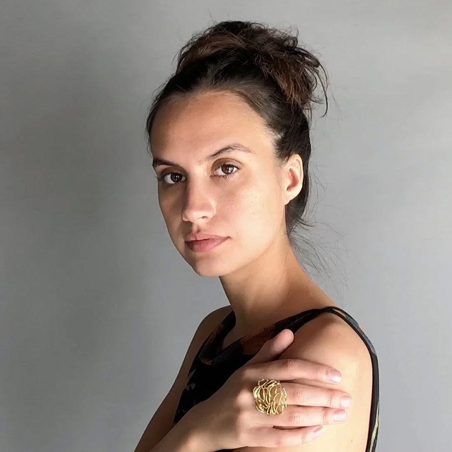Mannequin portant une bague médaillon KMJ Banksia à son doigt